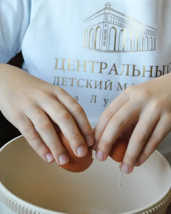 Шоколадные маффины с творожно-ягодной шапочкой: шаг 3