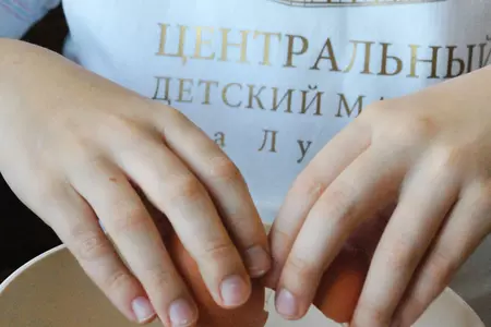 Шоколадные маффины с творожно-ягодной шапочкой: шаг 3