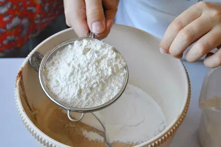 Шоколадные маффины с творожно-ягодной шапочкой: шаг 7
