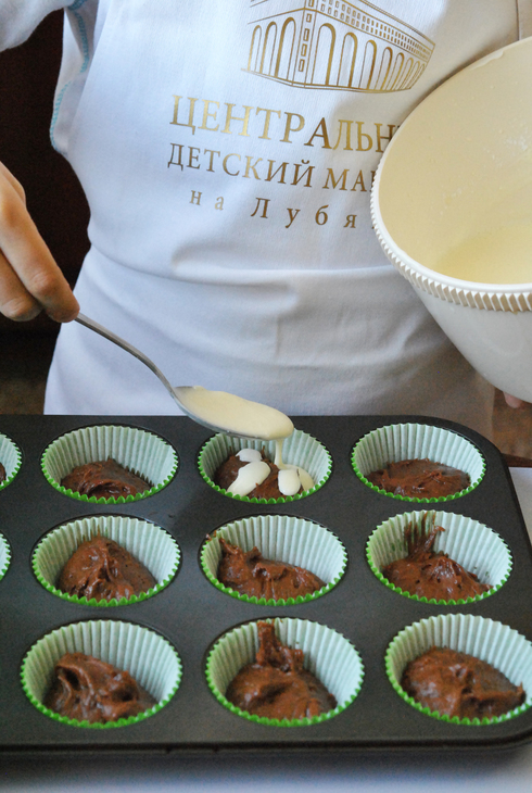 Шоколадные маффины с творожно-ягодной шапочкой: шаг 12