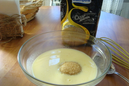 Бисквитное пирожное на йогурте со взбитыми сливками и малиной: шаг 1