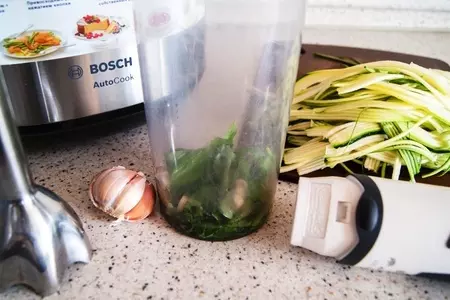 Паста из цукини с черри и облегченным соусом песто: шаг 3