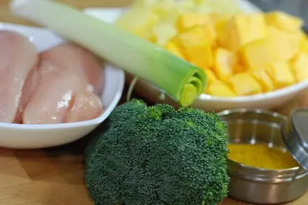 Куриные фрикадельки с луком порей и тыквенным пюре с карри: шаг 1