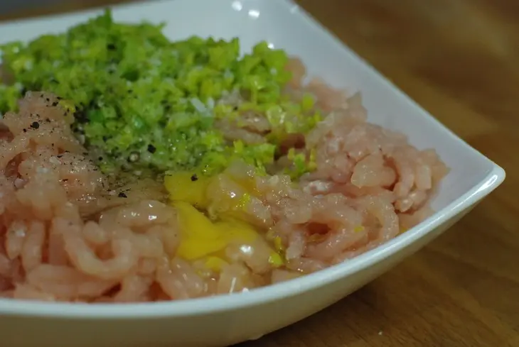 Куриные фрикадельки с луком порей и тыквенным пюре с карри: шаг 4