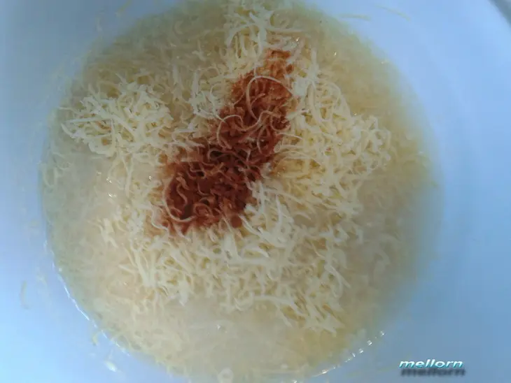 Мини-батоны с медом и сыром: шаг 1