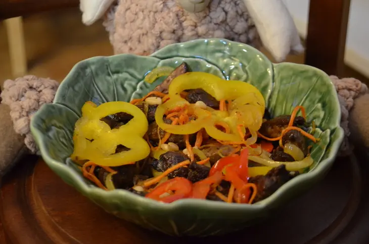 Тёплый салат из куриной печёнки с овощами: шаг 3