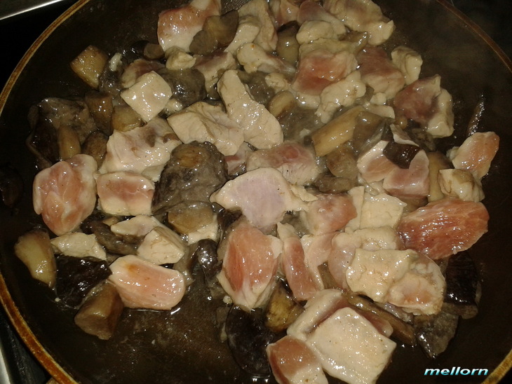 Жаркое в горшочках  из свинины с грибами и овощами: шаг 1