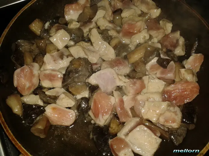 Жаркое в горшочках  из свинины с грибами и овощами: шаг 1