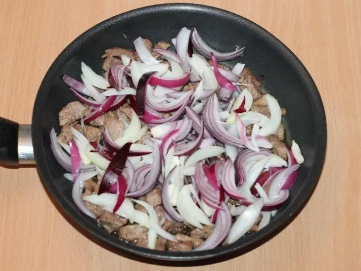 Мясо с картофелем в сметанно-томатном соусе: шаг 2