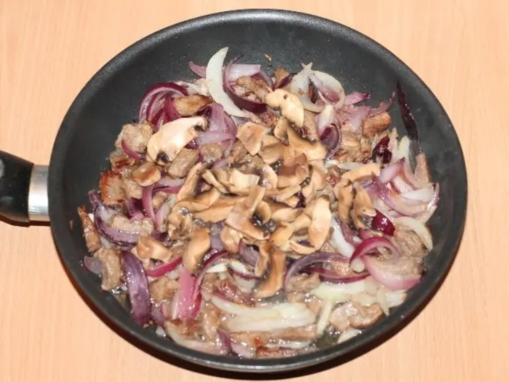Мясо с картофелем в сметанно-томатном соусе: шаг 3
