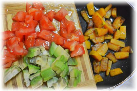 Теплый овощной салат с томатно-сливочной заправкой : шаг 10