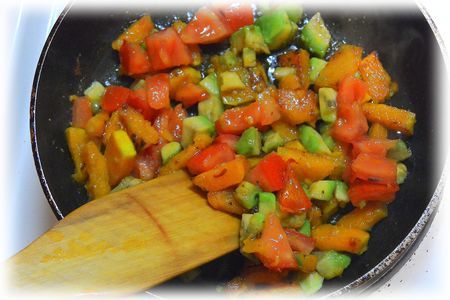 Теплый овощной салат с томатно-сливочной заправкой : шаг 11