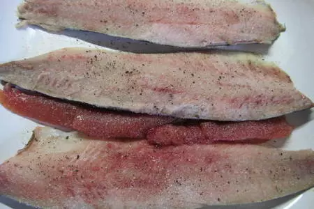 Сельдь домашнего, пряного посола со смородиновым соусом: шаг 3