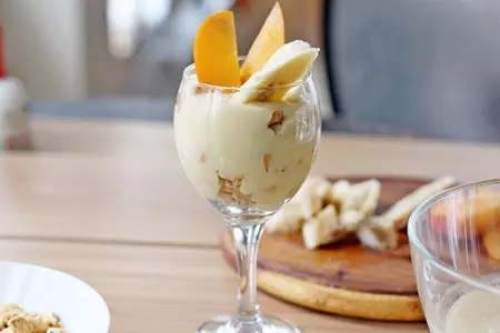 Трайфл с заварным кремом, бананом и хурмой: шаг 4