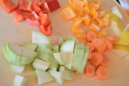 Рыбные палочки с фруктово-овощными кебабами: шаг 6
