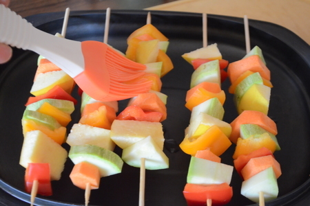Рыбные палочки с фруктово-овощными кебабами: шаг 7
