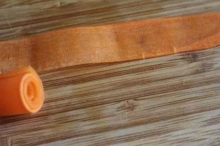 Десерт из хурмы,сливочного мусса, белого шоколада и морковной стружки: шаг 2