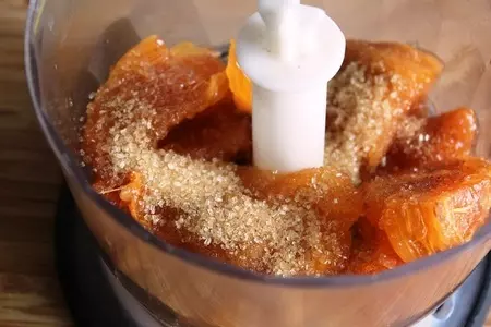 Десерт из хурмы,сливочного мусса, белого шоколада и морковной стружки: шаг 4