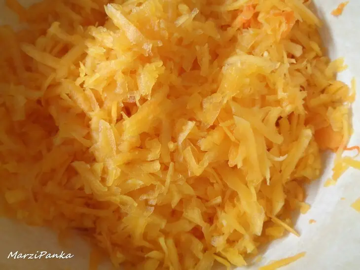 Тыквенные маффины с орехами и клюквой: шаг 4