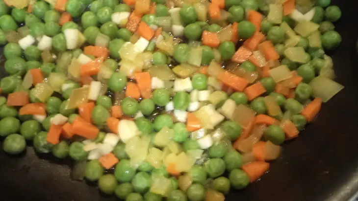 Фаршированные кальмары с овощами и томатным кетчупом: шаг 4