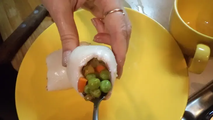 Фаршированные кальмары с овощами и томатным кетчупом: шаг 6