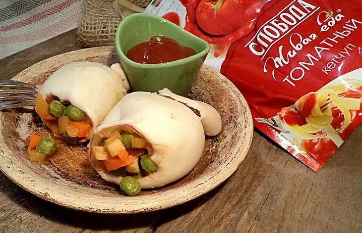 Фаршированные кальмары с овощами и томатным кетчупом: шаг 7