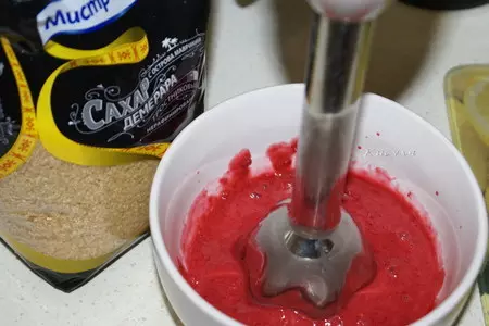Конфеты с муссовой начинкой и малиной: шаг 1