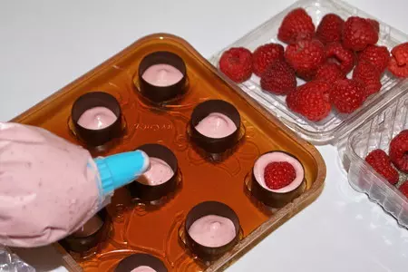 Конфеты с муссовой начинкой и малиной: шаг 5