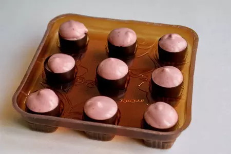 Конфеты с муссовой начинкой и малиной: шаг 6