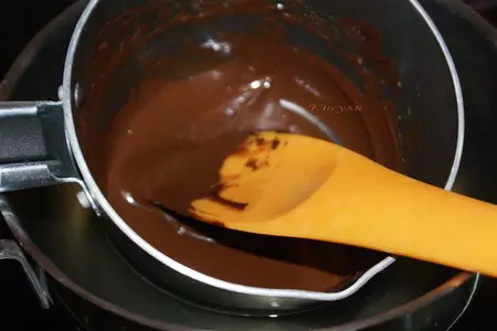 Конфеты с муссовой начинкой и малиной: шаг 7