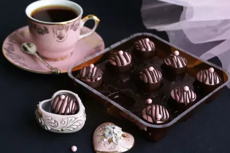 Конфеты с муссовой начинкой и малиной: шаг 10