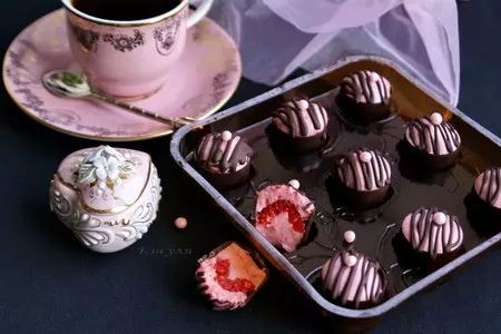 Конфеты с муссовой начинкой и малиной: шаг 11