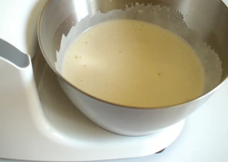 Круглый рулет со сливой и изюмом: шаг 2