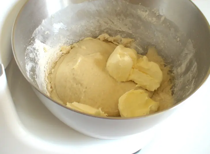 Круглый рулет со сливой и изюмом: шаг 3