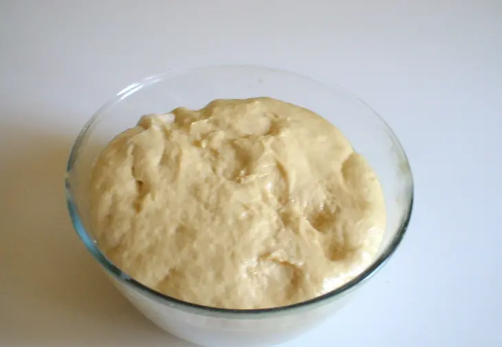Круглый рулет со сливой и изюмом: шаг 4