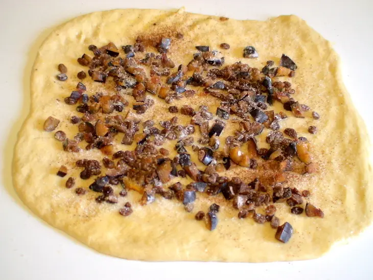 Круглый рулет со сливой и изюмом: шаг 5