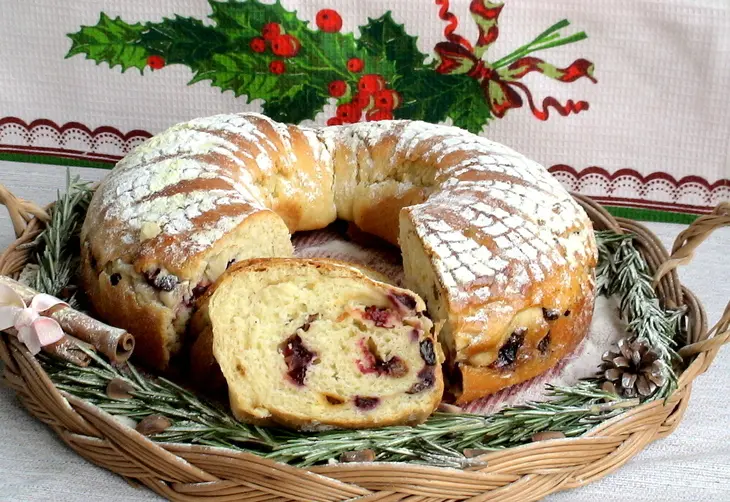 Круглый рулет со сливой и изюмом: шаг 7