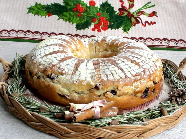 Круглый рулет со сливой и изюмом: шаг 8