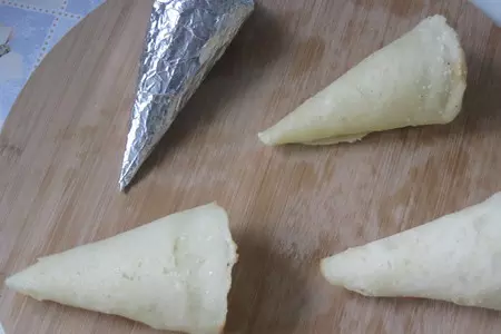 Сырные рожки с муссом из докторской колбасы: шаг 2