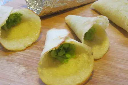 Сырные рожки с муссом из докторской колбасы: шаг 4