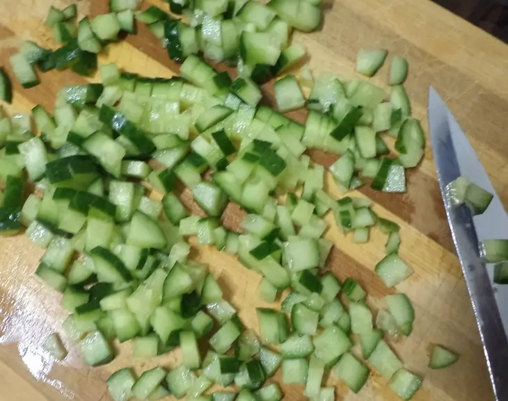 Башенка из слабосоленой семги с картофелем, яйцом и огурцами в маринаде: шаг 2