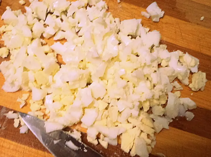 Башенка из слабосоленой семги с картофелем, яйцом и огурцами в маринаде: шаг 3