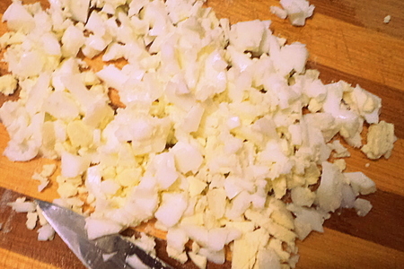 Башенка из слабосоленой семги с картофелем, яйцом и огурцами в маринаде: шаг 3