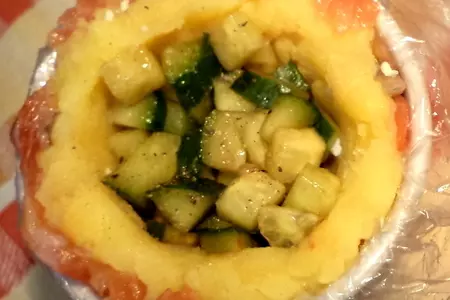 Башенка из слабосоленой семги с картофелем, яйцом и огурцами в маринаде: шаг 4