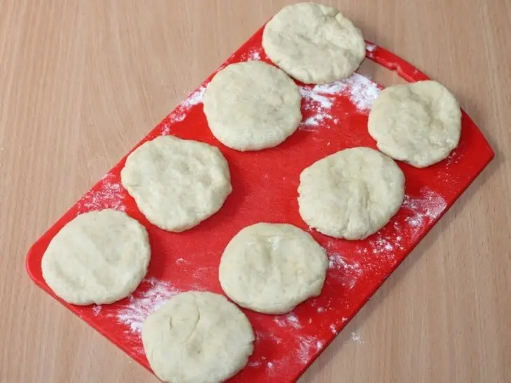 Булочки на кефире с оливками и зеленью: шаг 7