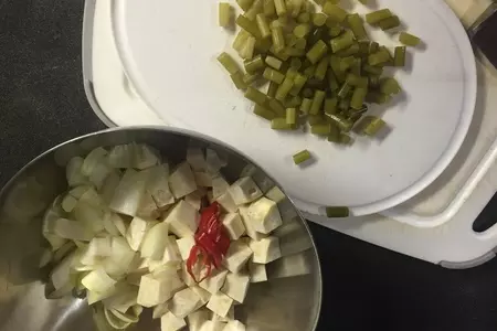 Кролик тушеный в квасе с черемшой и сельдерем: шаг 1