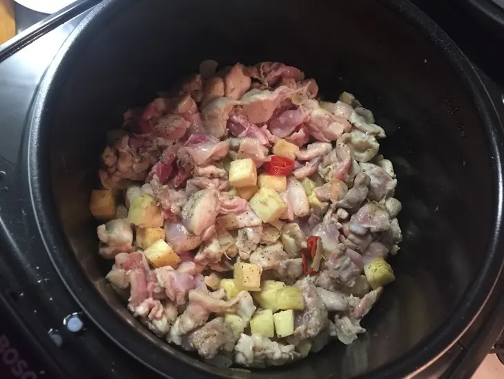 Кролик тушеный в квасе с черемшой и сельдерем: шаг 4