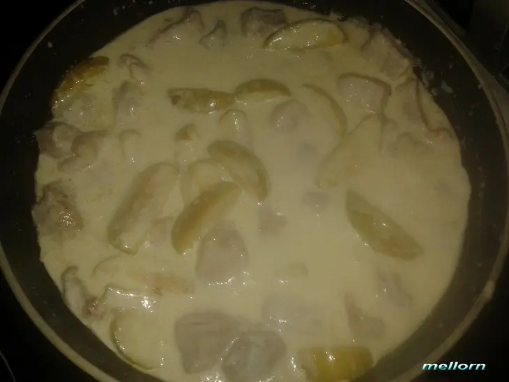 Свинина с яблоками в сливочно-сырном соусе: шаг 5