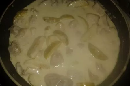 Свинина с яблоками в сливочно-сырном соусе: шаг 5