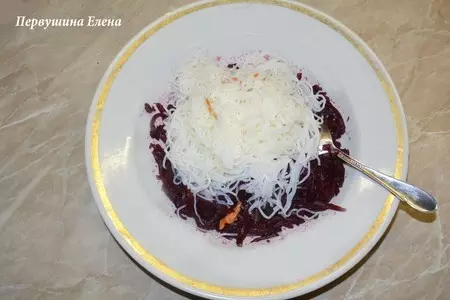 Салат свекольный с фунчозой: шаг 2